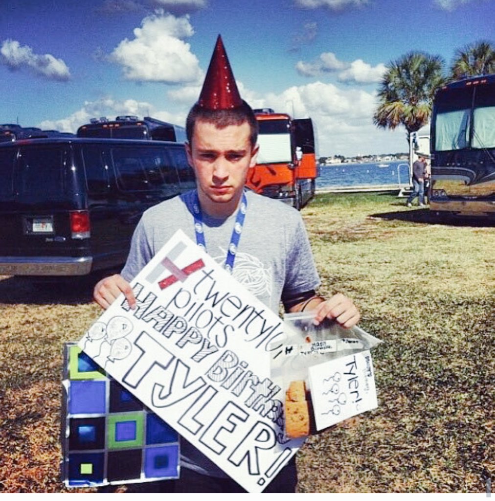 AND OH GOD IM SUCH A HORRIBLE PERSON TYLER JOSEPH HAPPY FREAKING BIRTHDAY YOU DESERVE THE WORLD AND YOUR MUSIC ROCKS 