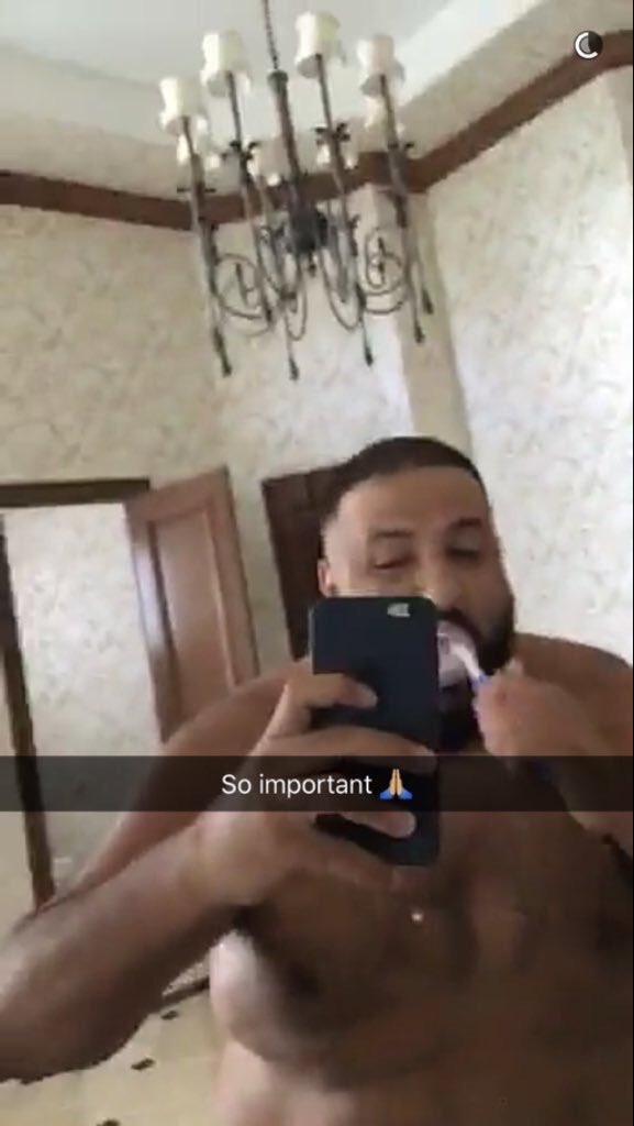 Khaled_Snapchat's tweet photo. When your dentist adds you on snapchat 😂 https://t.co/ILOp3HXujc