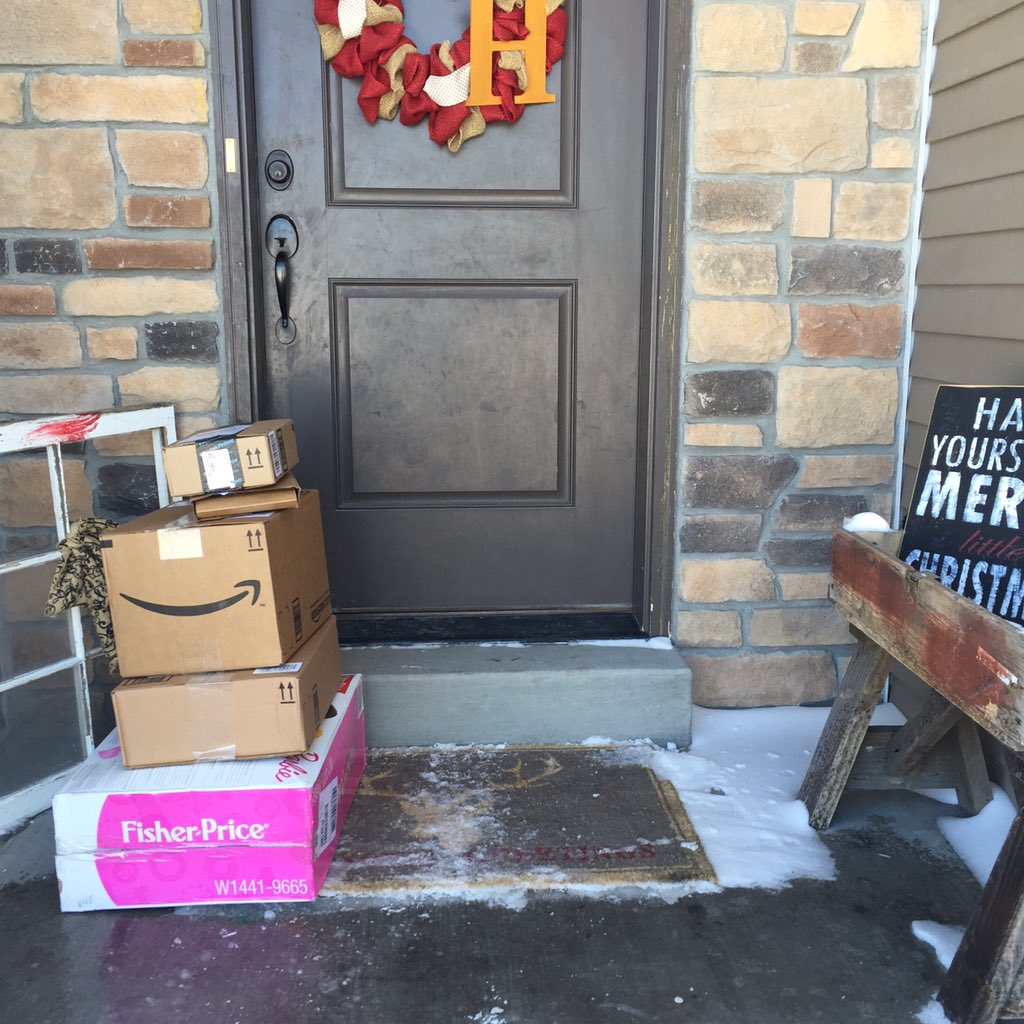 whithale11's tweet photo. It's beginning to look a lot like Christmas. 🎁 https://t.co/Ah0crUMKZH