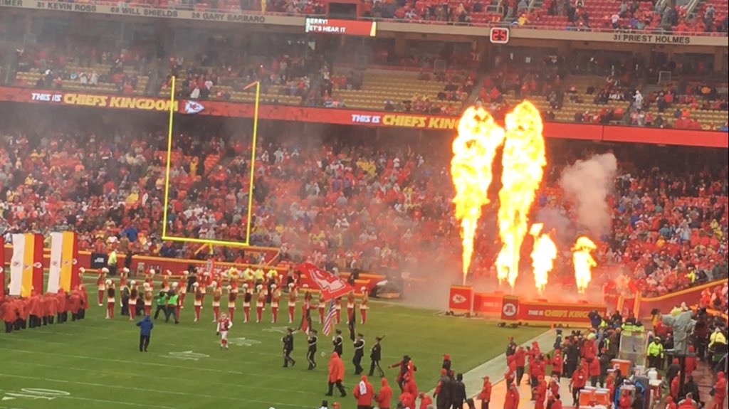 Manderrlynne's tweet image. @Chiefs @KingdomChiefs this was an awesome birthday!!!! #KCvsBUFF #MovinOnUp