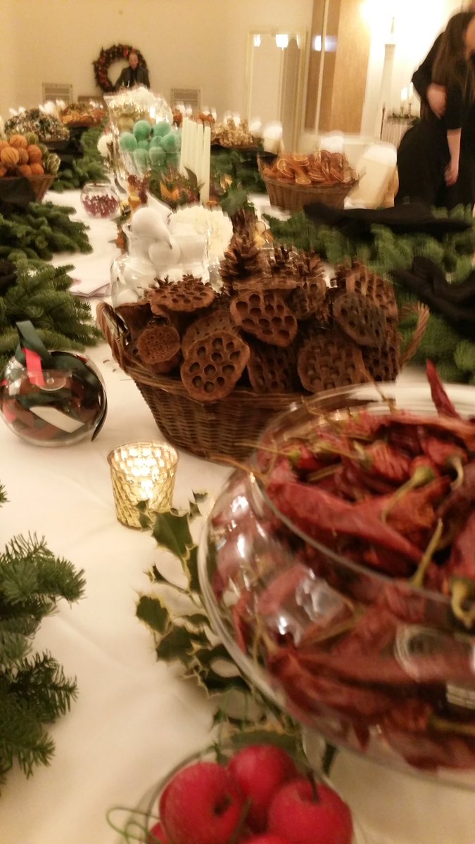 lizcakeemporium's tweet photo. A sneak peek of the lushness from @AmieBoneFlowers  at the @lansdowneclub for today's #amiebonemasterclass https://t.co/zAXCbQrSbD