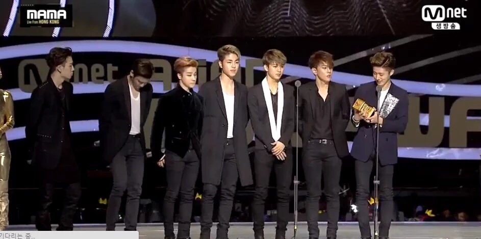 melodiary_store's tweet photo. iKON meraih trophy untuk 'Best New Male Artist' Award di 2015 MAMA Hong Kong https://t.co/hUbHcgdCsG