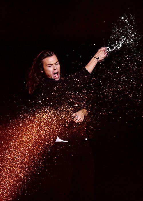 GotDripped's tweet image. Thanks again @Harry_Styles for dripping! Apparently you turn water into gold!💦✨ #JingleBallDallas #KISSJingleBall