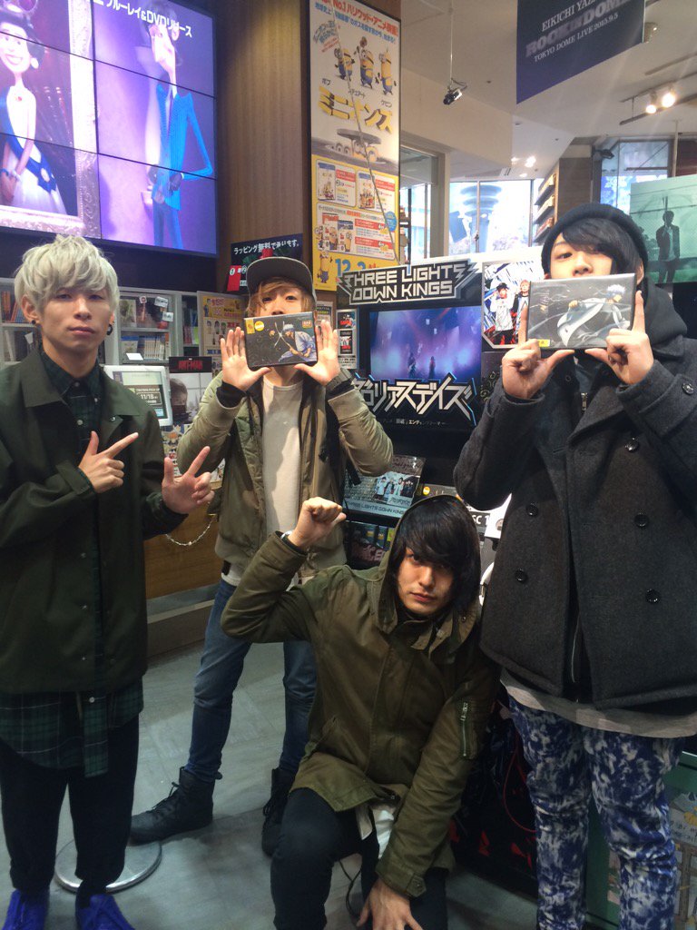 SHIBUYA_T_MUSIC's tweet image. 【THREE LIGHTS DOWN KINGS ご来店！①】
絶賛放送中！アニメ「銀魂°」EDテーマ「グロリアスデイズ」をリリースしたサンエルがご来店！！
まずは1F展開前でパチり。
#TLDK
#サンエル