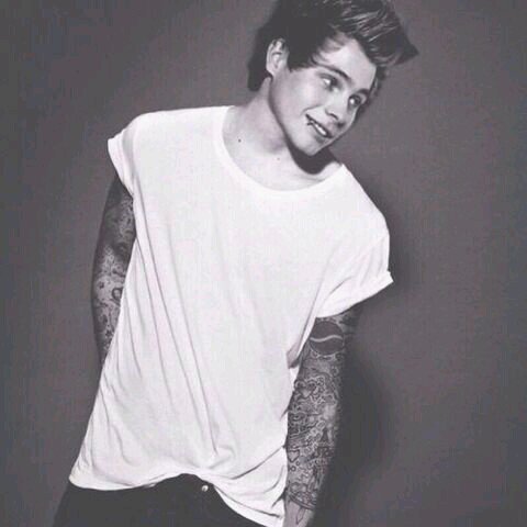 victorianpp12's tweet photo. HumphreyEd: RT The5sosIndia: why talk about #LukesFirstTattoo when this helps in ruining your soul..
#VideoMTV201β¦ https://t.co/sQsShCyxcc
