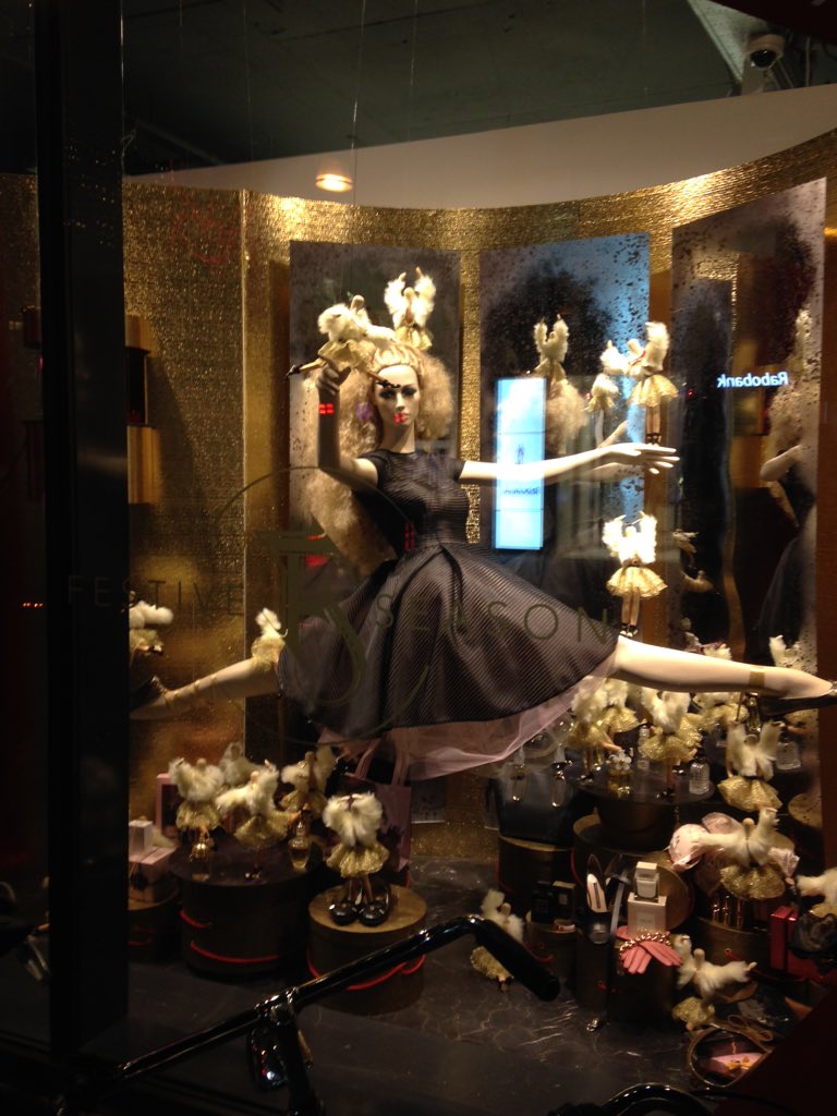 Gewoon heel mooi bewegend beeld <a href="/deBijenkorf/">de Bijenkorf</a>#utrecht#kerstetalage#