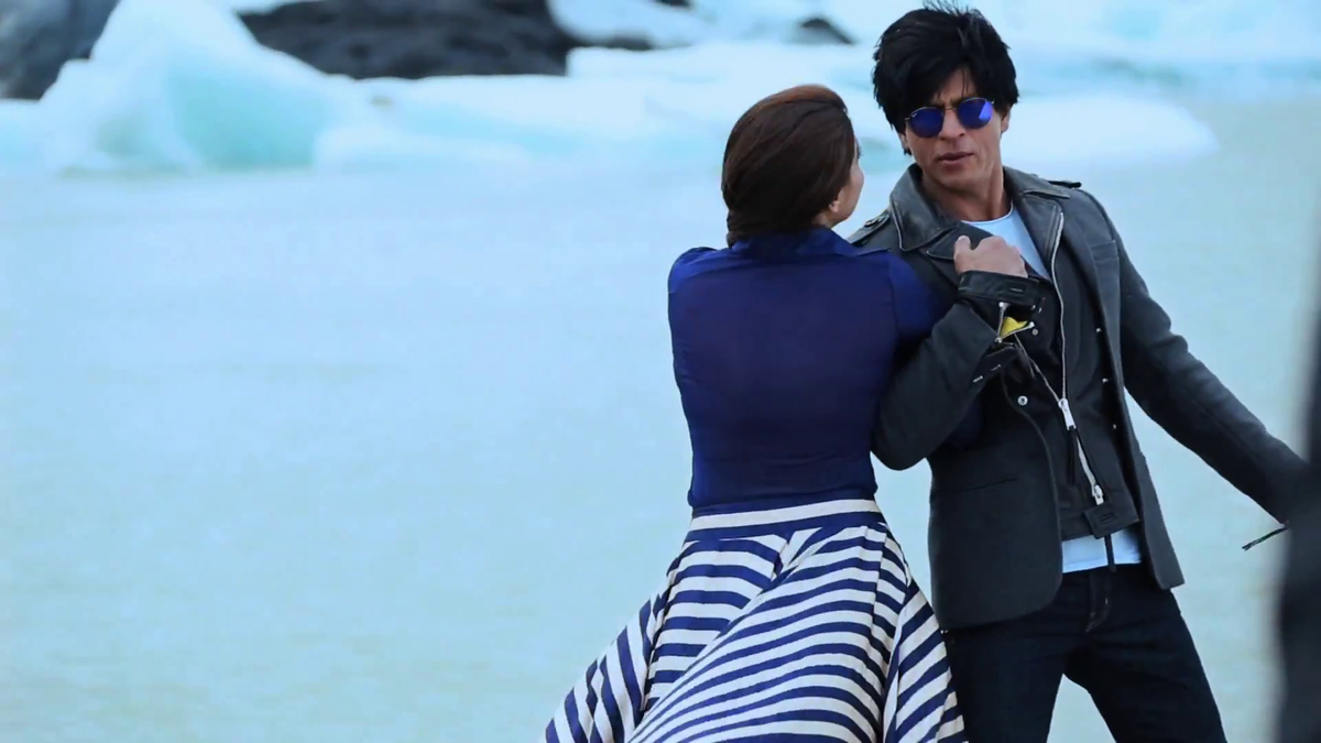 SRKsAashique's tweet photo. #GeruaMaking #SRK #Kajol
16 Days For Dilwale @SRKUniverse https://t.co/YkqyCm78OB