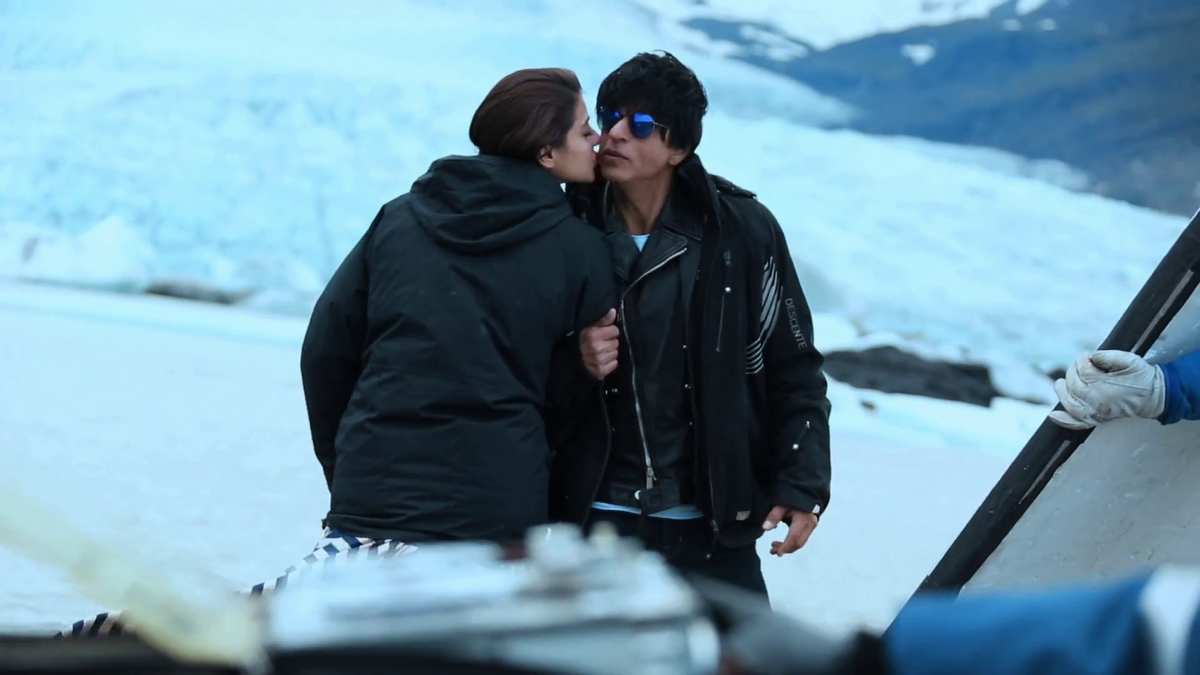 SRKsAashique's tweet photo. #GeruaMaking #SRK #Kajol
16 Days For Dilwale @SRKUniverse https://t.co/YkqyCm78OB