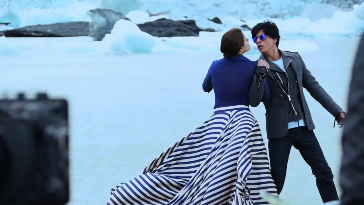 SRKsAashique's tweet photo. #GeruaMaking #SRK #Kajol
16 Days For Dilwale @SRKUniverse https://t.co/YkqyCm78OB