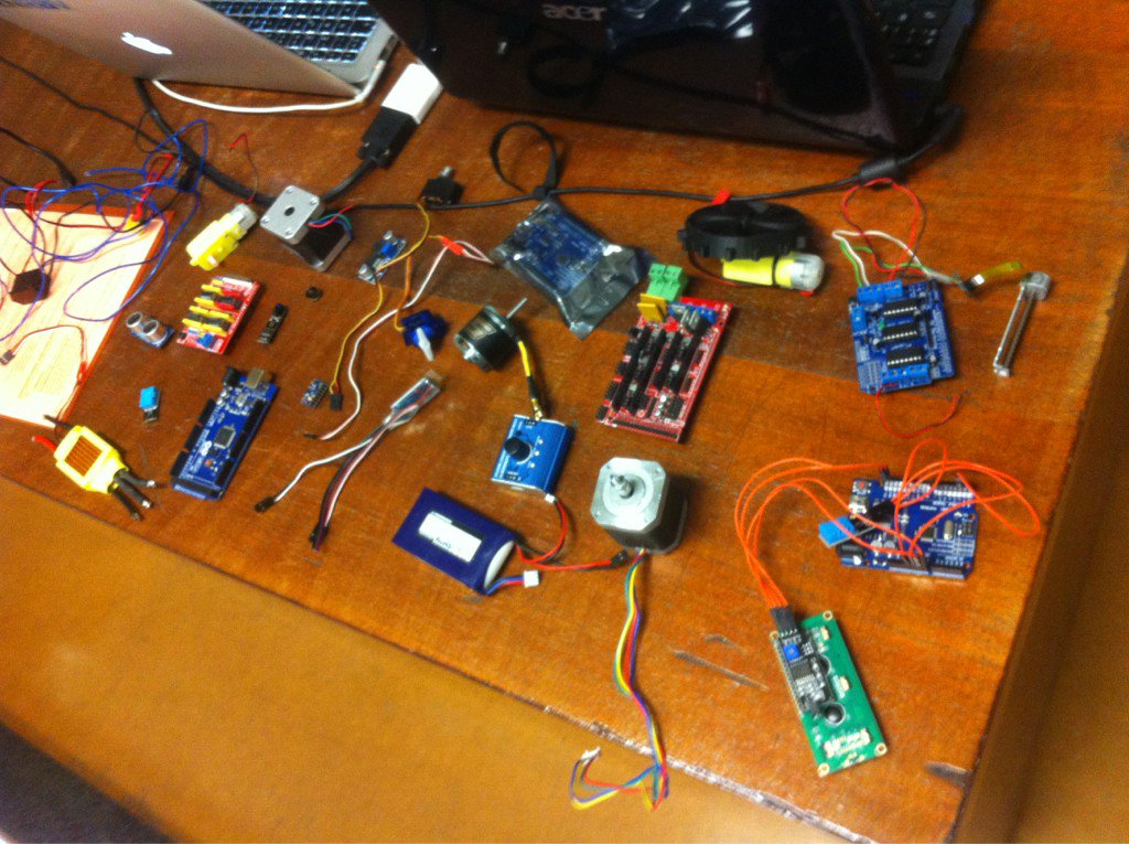 osfa_11's tweet photo. Ayer mi primera clase "regular" en que llevamos #arduinos gracias a @malopezn #instalacion #htca04 @ETSASevilla https://t.co/aD9WXOfvkD