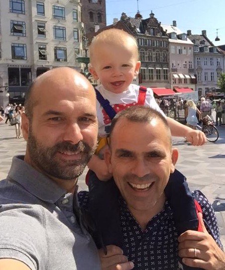 FamArcobaleno's tweet photo. @matteorenzi nostro figlio ha 2 papà ma se uno di noi morisse potrebbe essere dato in adozione. #figlisenzadiritti https://t.co/088kziZ7SC