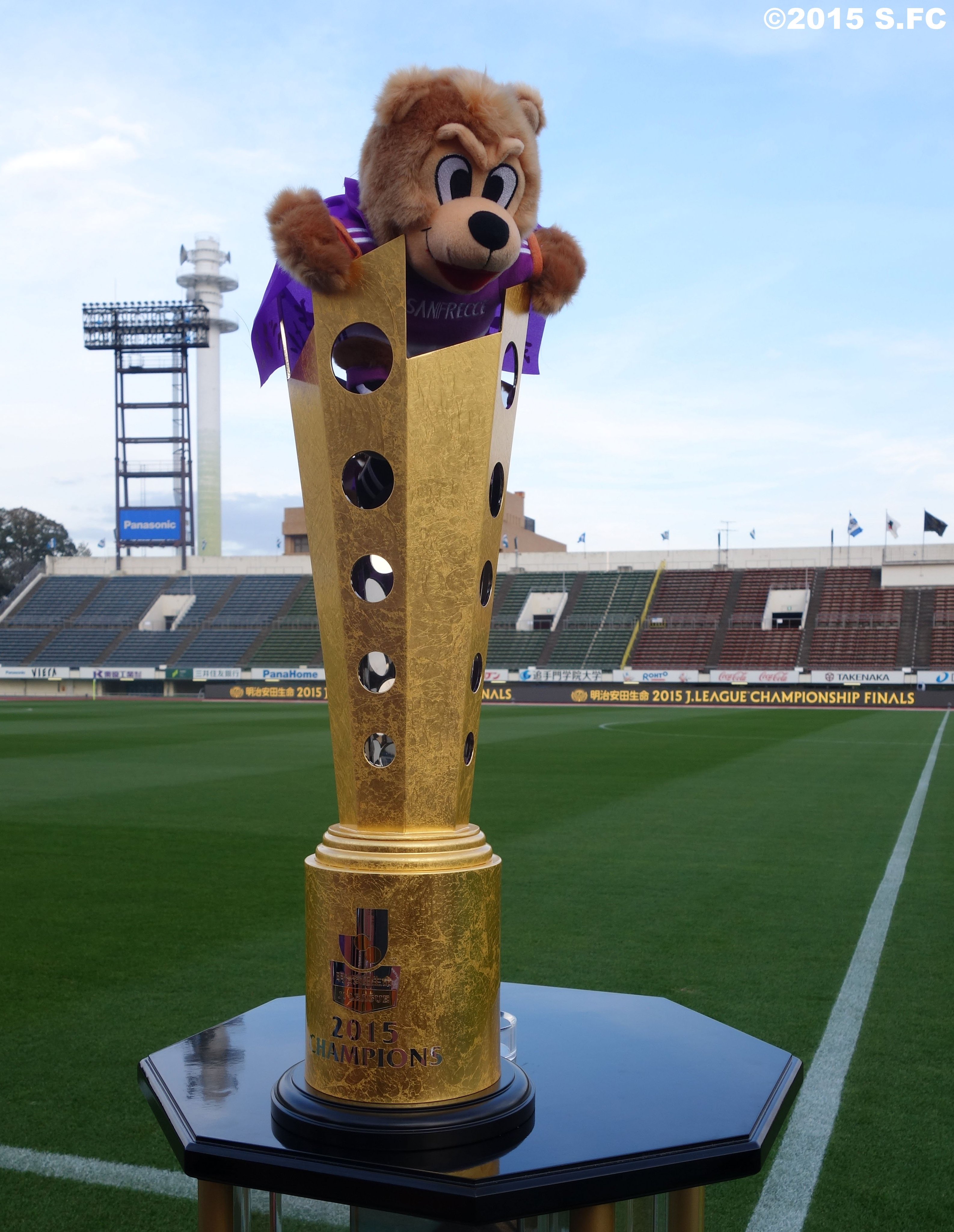 サンフレッチェ広島 公式 そして こちらが優勝チームに贈られるj1チャンピオントロフィー 球軌道 です 表面には 金沢の職人の手によって総純金箔張りが施されています Sanfrecce T Co Bfqt4a3t3i Twitter