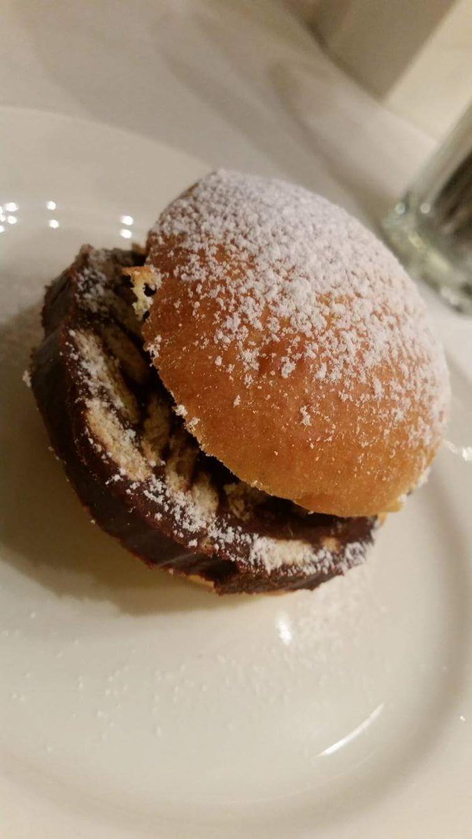 IrinaStecca's tweet photo. "Il mio panino col salame" https://t.co/Y2HOtLkVo5