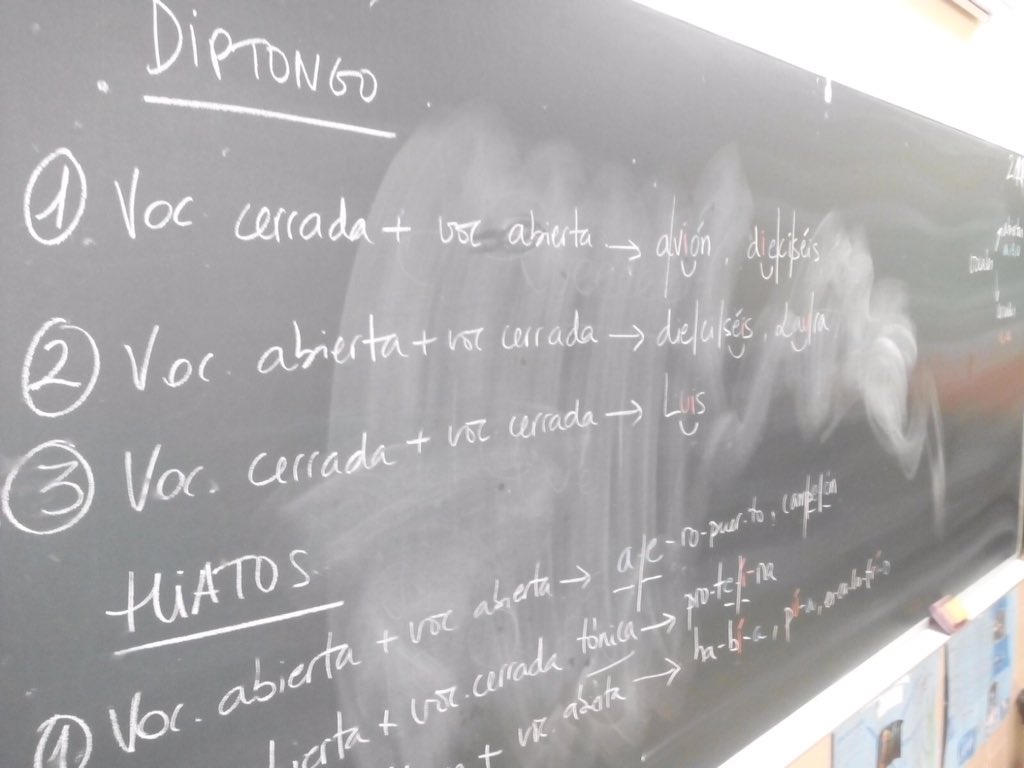 MMCCBCN's tweet photo. La professora Laura de l'ESO ens ve a explicar els diftongs i hiats en castellà! #gràcieslaura #diptongo #hiato https://t.co/8ZupulLo0O