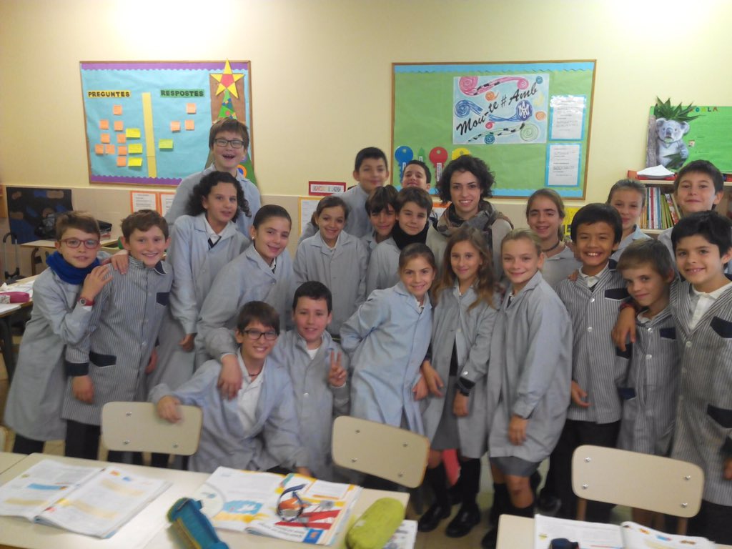 MMCCBCN's tweet photo. La professora Laura de l'ESO ens ve a explicar els diftongs i hiats en castellà! #gràcieslaura #diptongo #hiato https://t.co/8ZupulLo0O