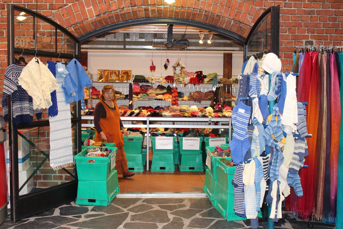 The Women's Christmas Fair has just opened for the 84th time in Wanha Satama, #Helsinki! discoveringfinland.com/product/womens…