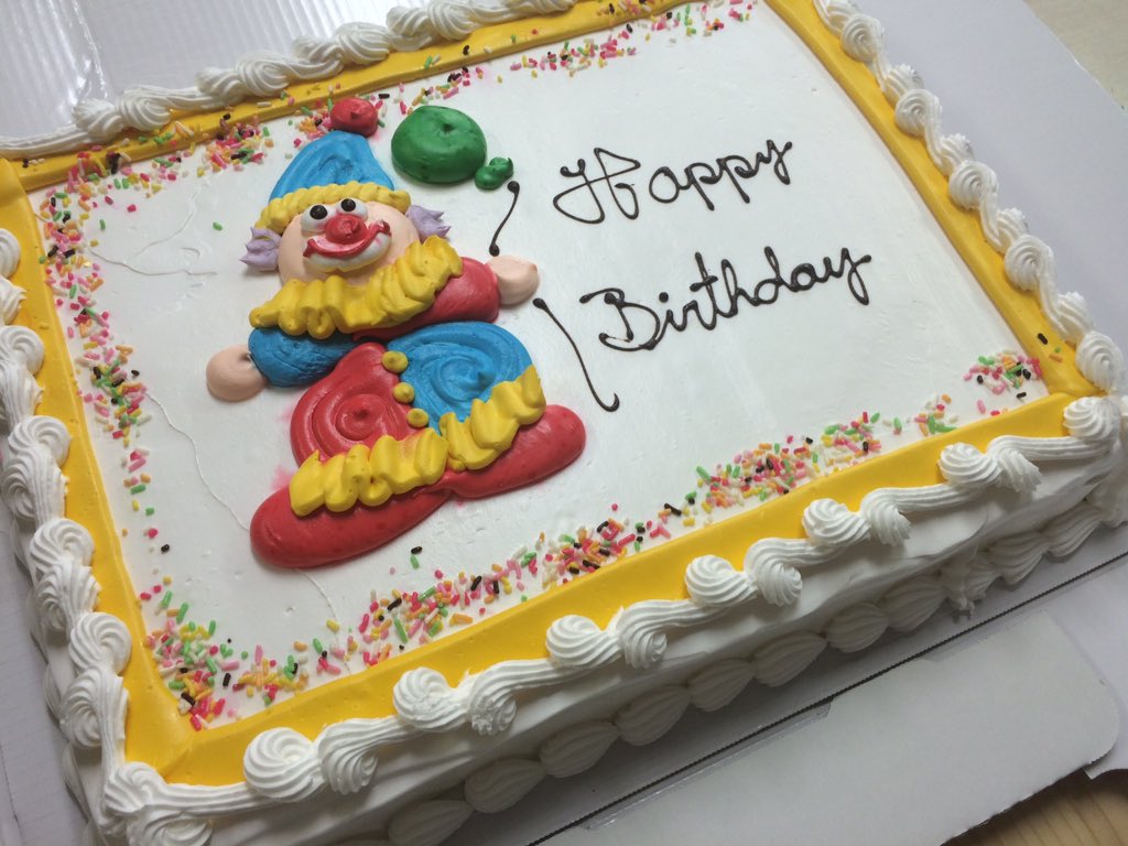 ももにゃん 失踪するタイプの猫 コストコ のハーフシートケーキ 30 40 くらい を勢いで買ったけど ひと切れ分切って食べてみて自分はそこまで生クリームに耐性ないかもしれないと自信喪失し始めているところ T Co Eyeuxphatu