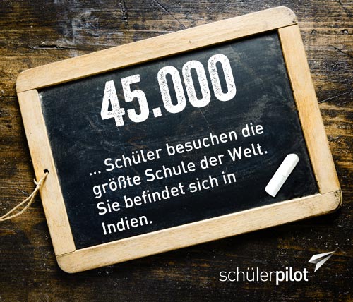 schuelerpilot's tweet photo. Wow, was für ein Gedrängel! Wer würde gerne dort zur Schule gehen? #faktenmittwoch #fact #schule https://t.co/Wh4WsuygDW