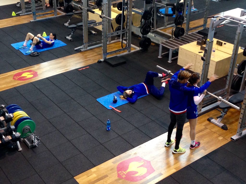 Entraînement dans le temple de nos amis du Rugby #PrepaMondial #FemmesDeDefis #FRAHandball