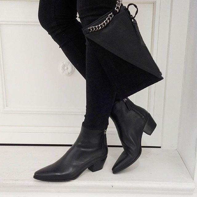 MondelliStyle's tweet photo. Wir haben heute als Aktion in unserem Adventskalender 10% auf alle Schuhe :) #unisa #boots #clutch #blacklily #sale https://t.co/FHrqU6YbEd