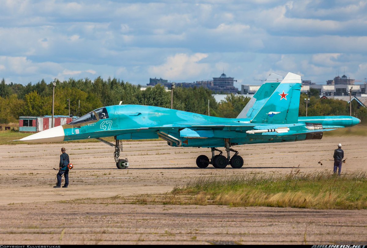 Tom_Antonov's tweet photo. Su-34 Vs lawn mowers 😎
(Lawnmowers prepare runways and taxiways for #MAKS2015 )
#Ramenskoye #Russia #RuAF #dogfight https://t.co/EZMBbcyR6M