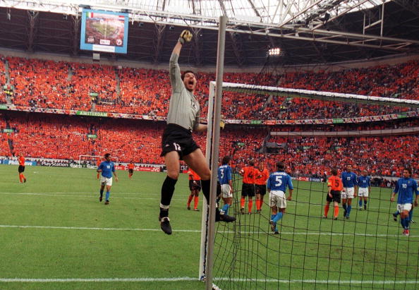 Happy birthday Francesco Toldo : hero of Italy\s EURO 2000 semi-final shoot-out v Netherlands. Memories! 