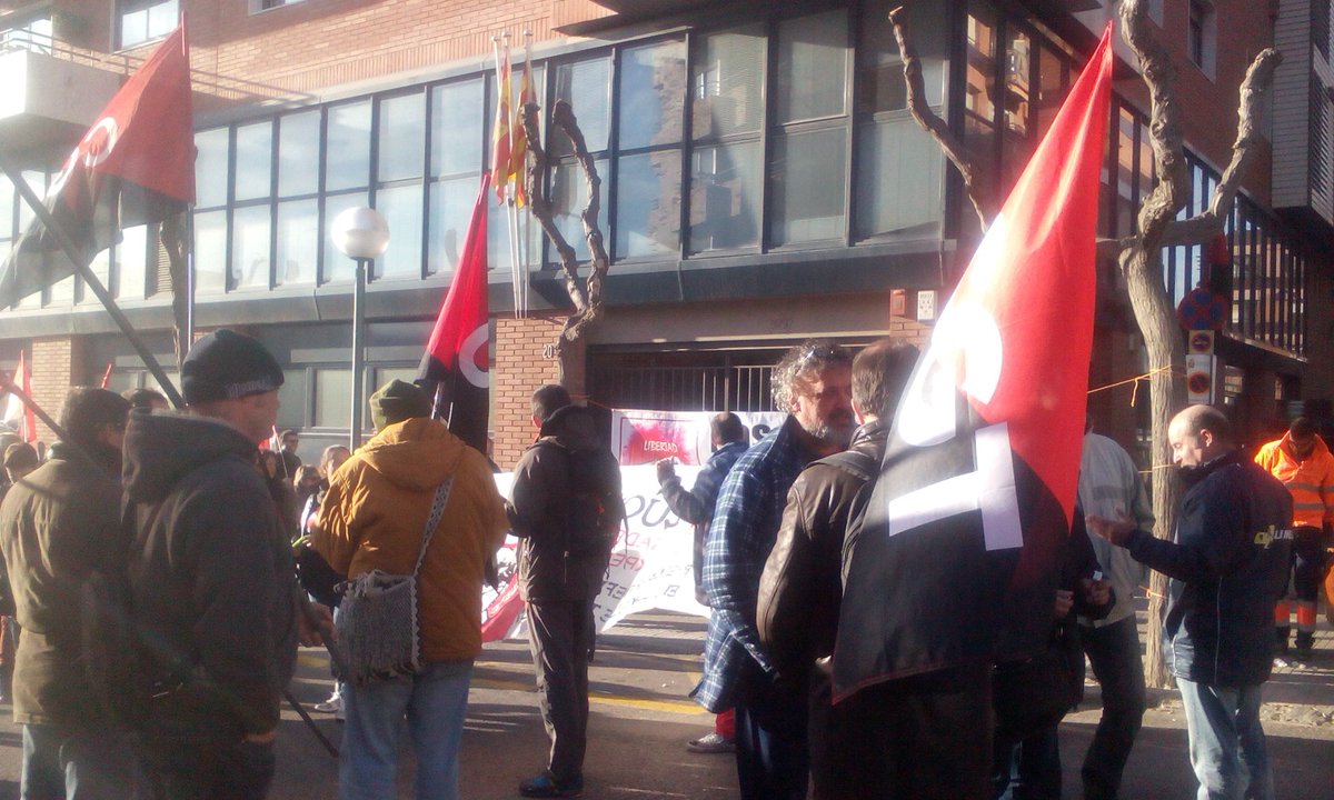 Cati_Tarragona's tweet photo. Concentració suport encausats #casExpert el dia que comença el judici a #Tarragona @CGT https://t.co/0X1UDYrmxn