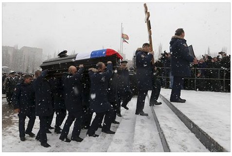 صورة : مراسم التأبين في مدينة ليبيتسك الروسية لقائد طائرة سو-24 التي أسقطت