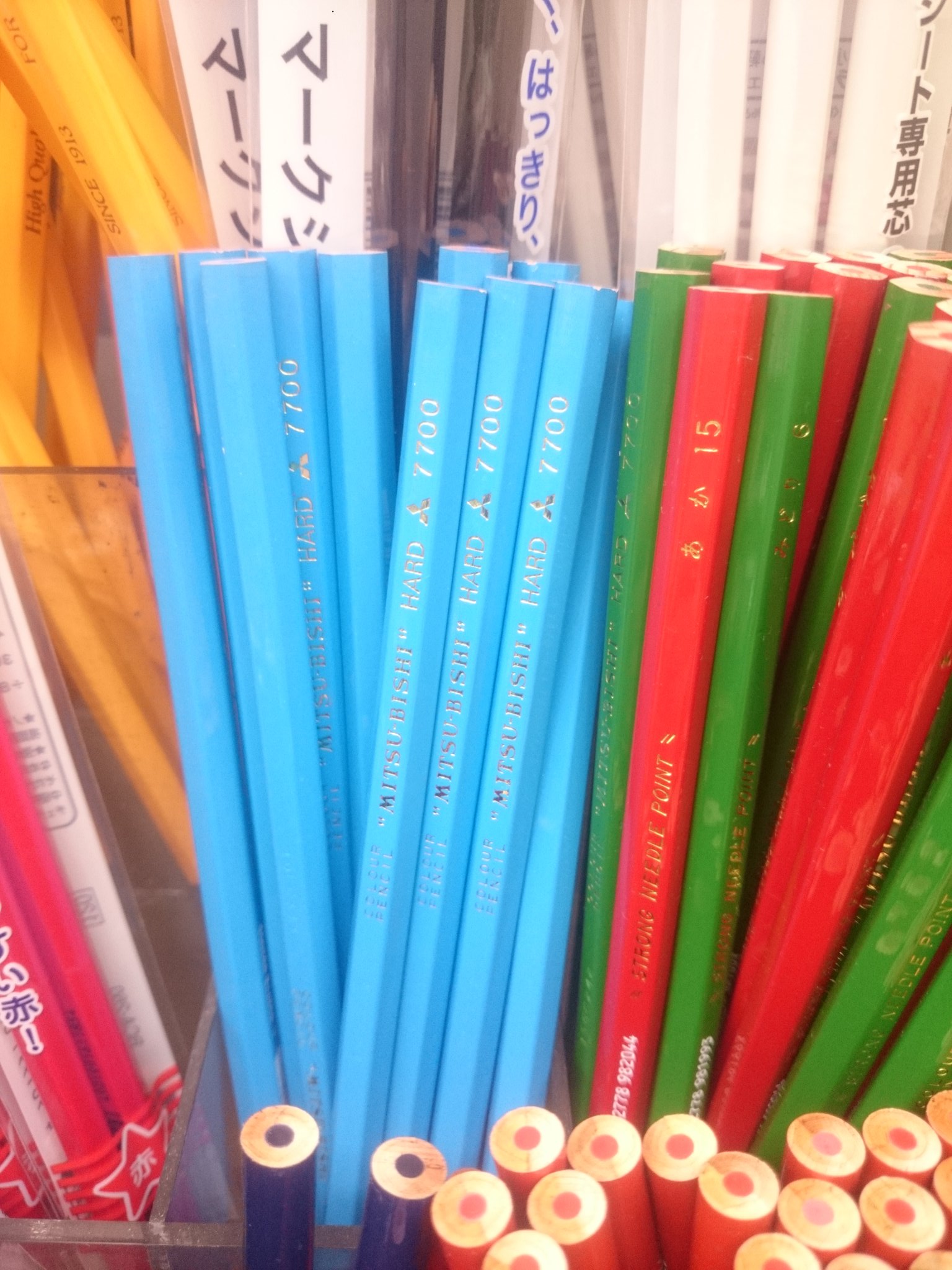 文具のイエトミ 朗報 三菱の硬筆色鉛筆7700番 の 水色 の生産継続が決定 イエトミでは現在水色を在庫していますが 暫く品薄が予想されますのでお早めに 廃番の報を受け沢山のお問い合わせをお受けしました
