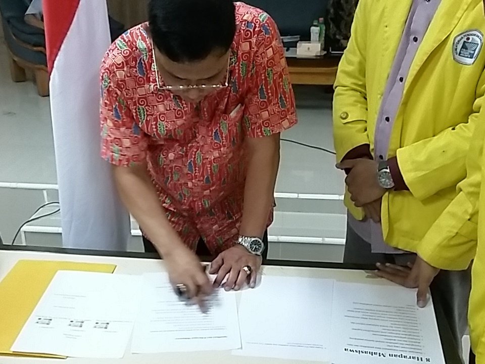 amperapnj's tweet photo. Penandatanganan harapan mahasiswa oleh calon ayah kita 
#KawalPildirPNJ https://t.co/XpfP3ianjG
