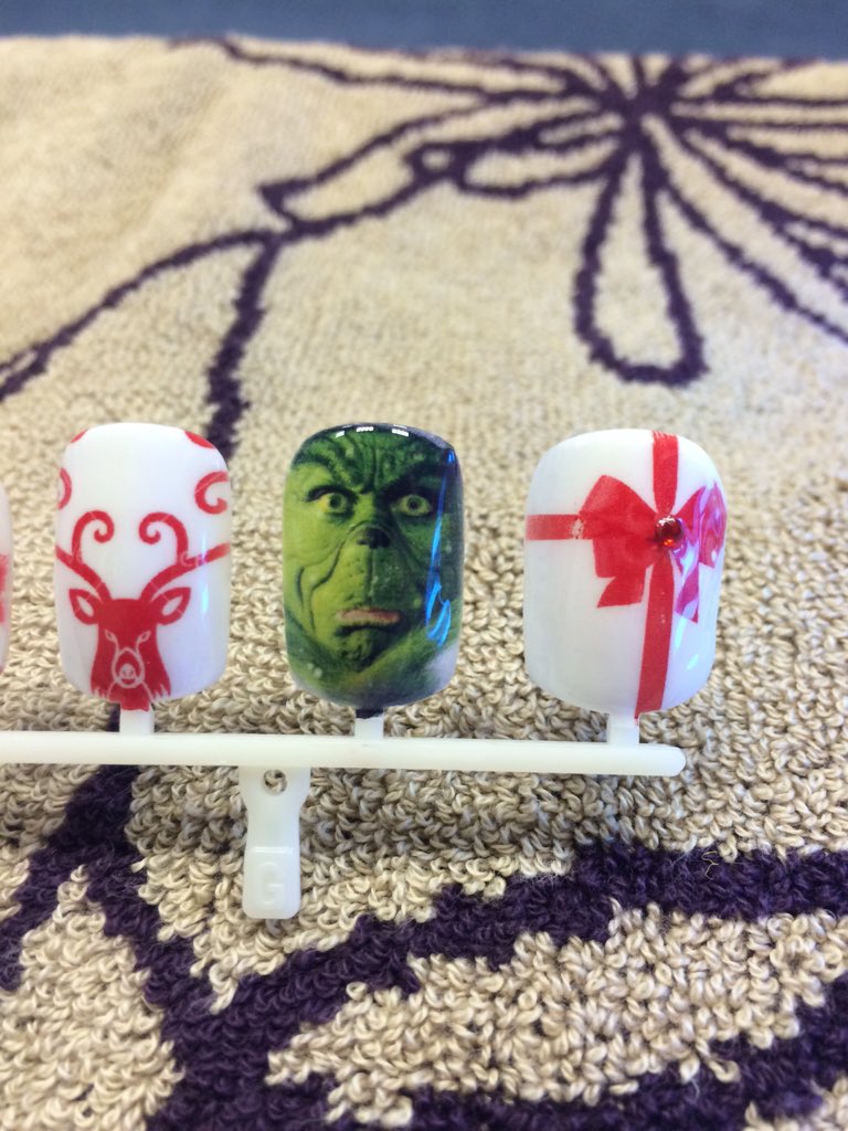 simply_nails1's tweet photo. @TheGrinch2000 the grinch looks amazing in nails!! https://t.co/TyXiAIDZXa