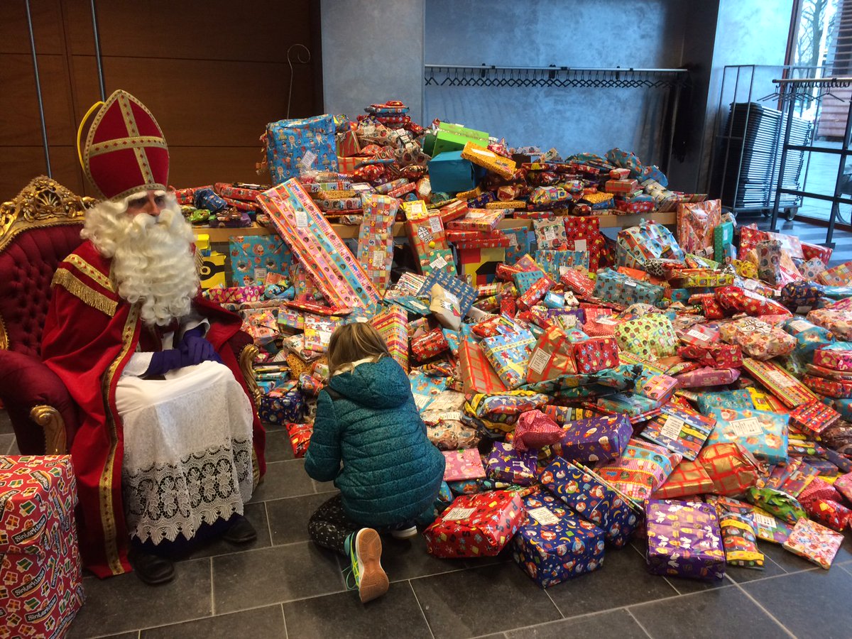 Wauw, wat een berg cadeaus! Heel veel kinderen kwamen vanmiddag cadeaus brengen. Bedankt! #dagjesinterklaas