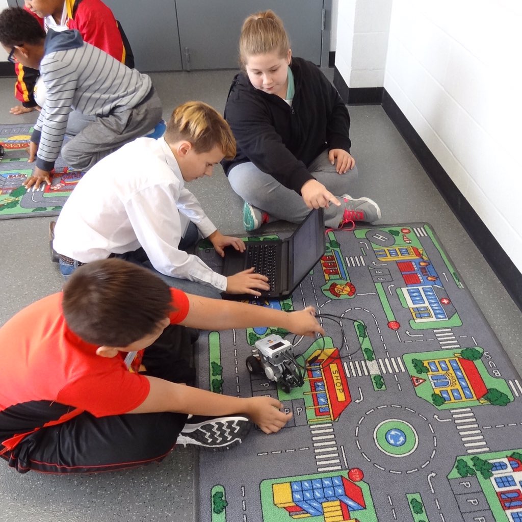 STARBASEAustin's tweet photo. Through #Teamwork students at #NadineJohnsonElementary program a #LegoMindstorm to get them to school on time. https://t.co/fdugoCYtBF