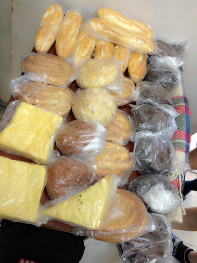 jb___kari's tweet photo. Today was 100 yen sale day
So my grp went to cafeteria to buy these 😂❤️ 

購買百円セールだったの！
#関係ない #MTVStars #JustinBieber https://t.co/LSEFJvuMeD