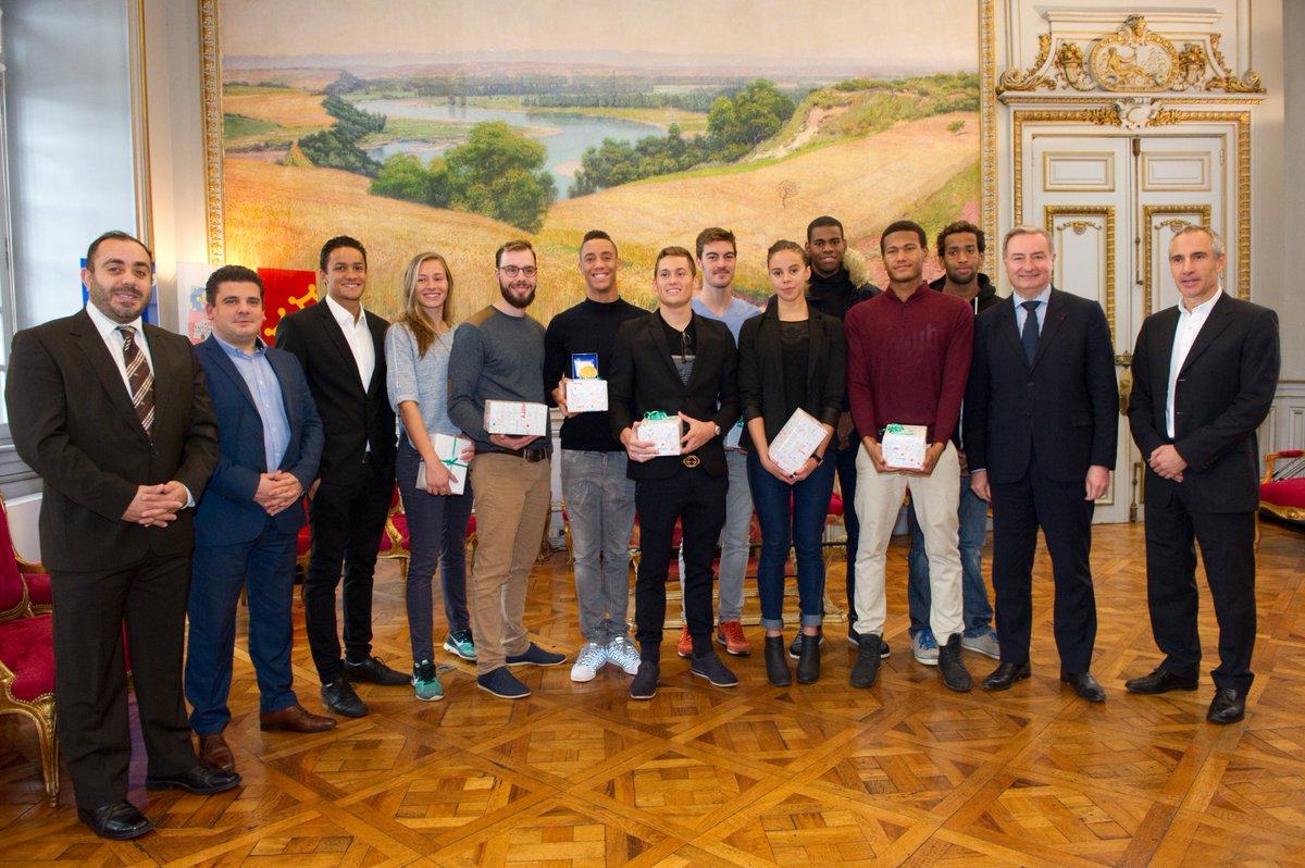 jlmoudenc's tweet photo. Grande fierté de recevoir nos toulousains @dauphinsdutoec au Capitole, dont le champion du monde Lorys #Bourelly! https://t.co/yK1vg8K0Sj