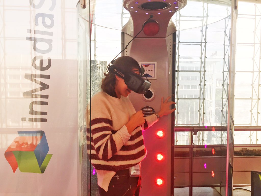 redpuntoes's tweet photo. Hay cola para probar la cabina de teletransporte virtual de @inmediastudio en #FICOD15 . Viajas a una isla desierta https://t.co/VgdI2ejjM6