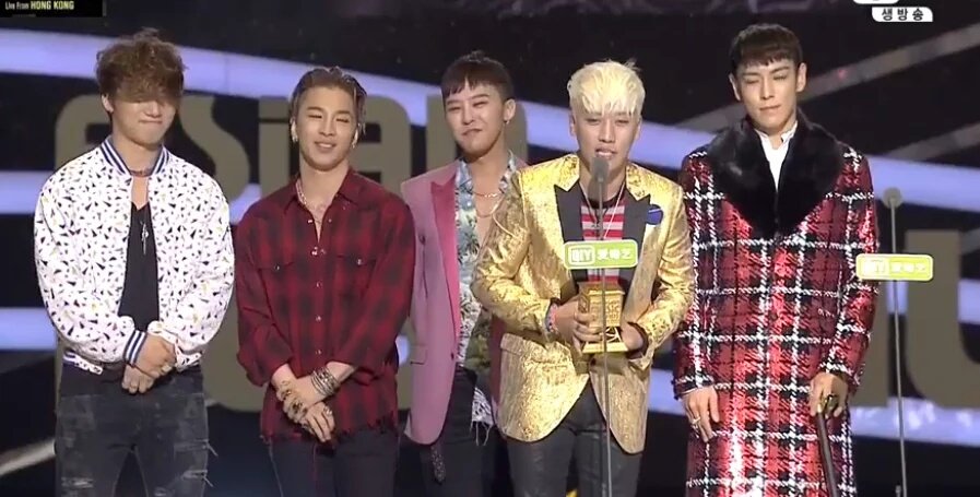 melodiary_store's tweet photo. BIG BANG meraih trophy untuk 'Worldwide Favourite Artist' Award di #2015MAMA  Hong Kong https://t.co/2XncNnZLtf