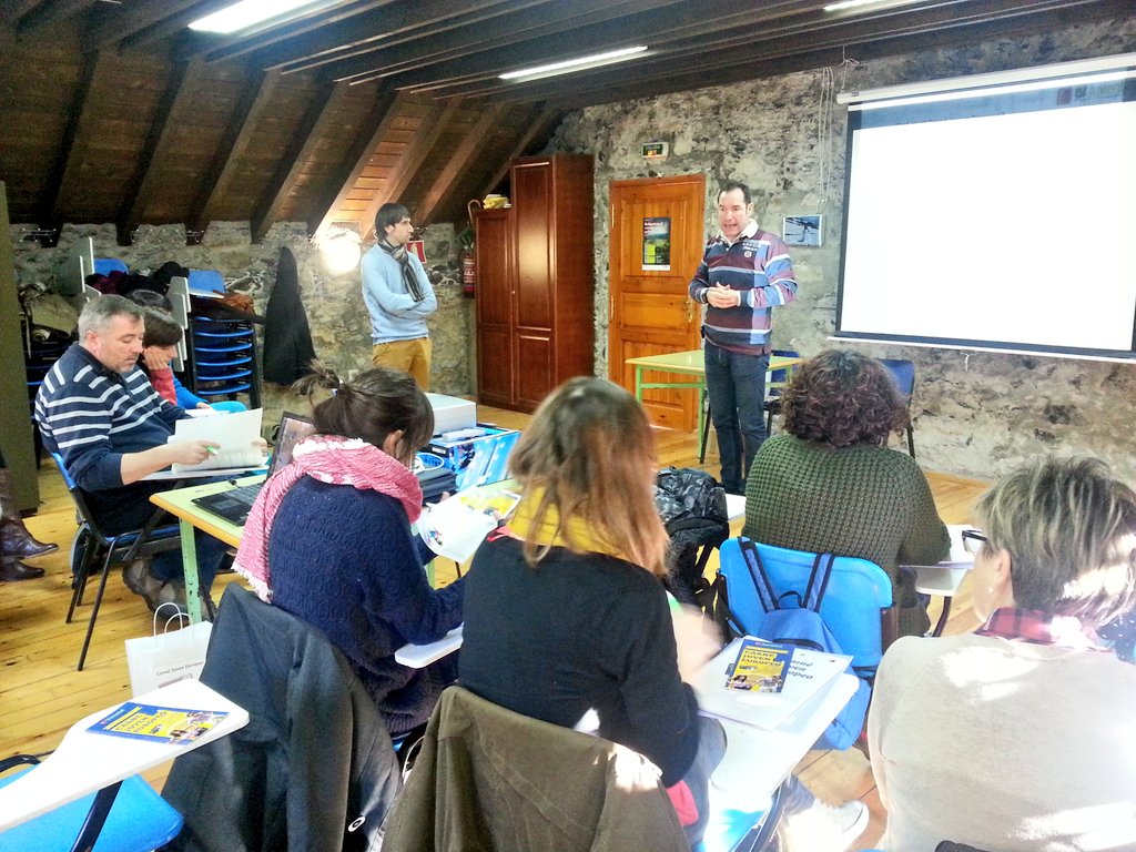 dcalomarde's tweet photo. Presentación Programa @CJovenAragon #europeo #RedSAIJ Servicio Aragonés Información #Juvenil @IAJota @adrian_gimeno https://t.co/XbXoXqJ0U1