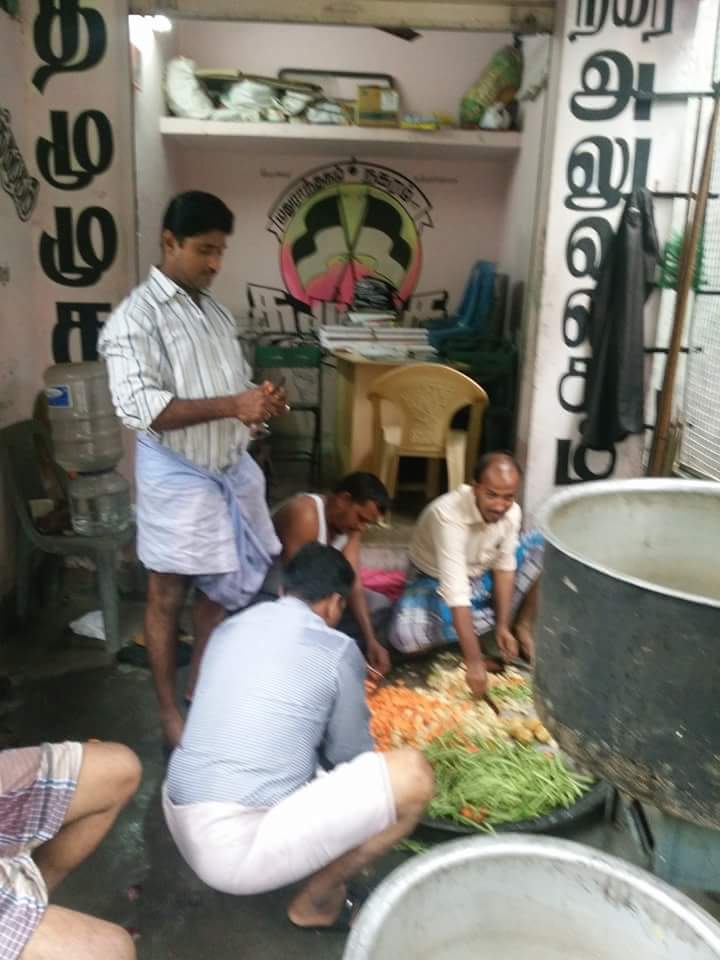 ahmdashik's tweet image. மக்களுக்கு உணவு தயாரிப்பில் தமுமுக TMMK @riyas8566 @ahamed_jamila   #ChennaiFloods