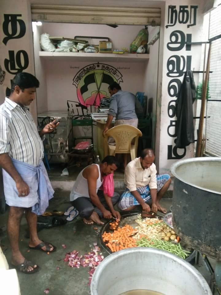 ahmdashik's tweet image. மக்களுக்கு உணவு தயாரிப்பில் தமுமுக TMMK @riyas8566 @ahamed_jamila   #ChennaiFloods