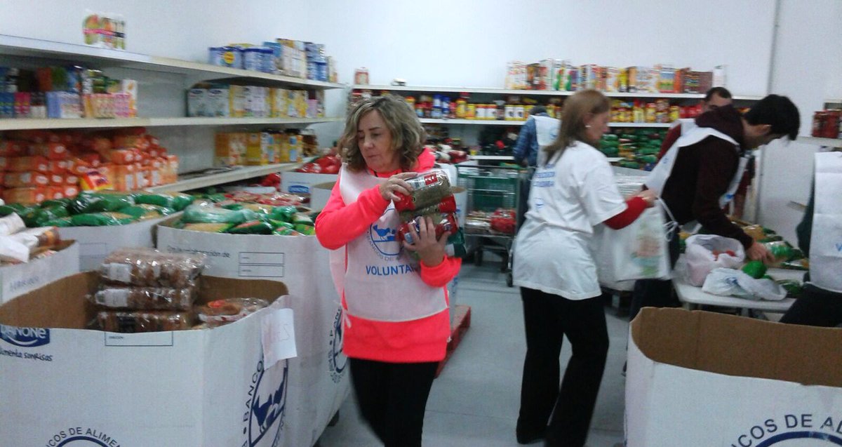 BcoAlimentosVgo's tweet photo. En nuestra sede de Pontevedra ya estamos clasificando #alimentos, gracias tb a @laBrilat por colaboración solidaria. https://t.co/8bVucs0a7t