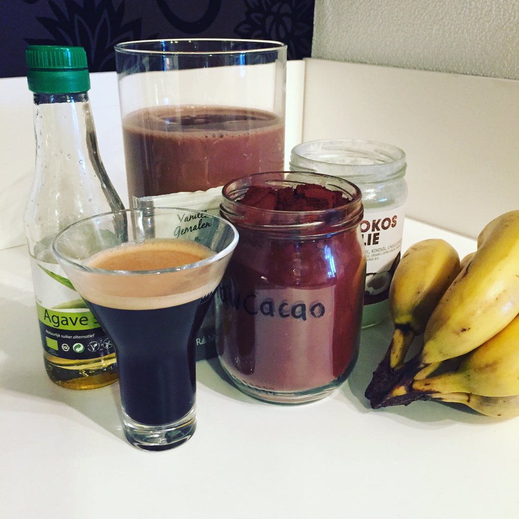 ezmatic's tweet image. Tijd voor #powerfood #homemade #Frozen #vegan Dit zijn de ingredienten. #handenuitdemouwen #GelatoMachine