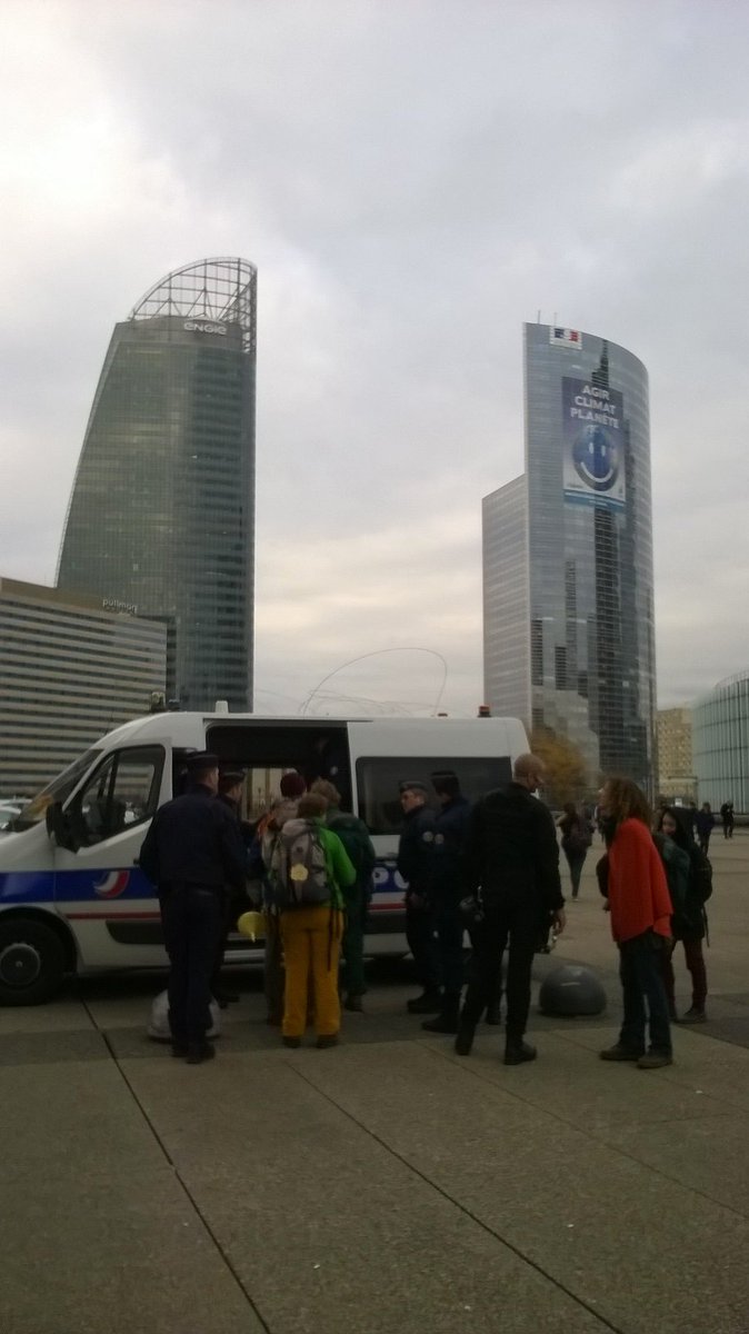 #COP21 4 militants qui allaient déployer banderoles "Stop EPR"&amp;"System Change not climate change"à LaDéfense arrêtés