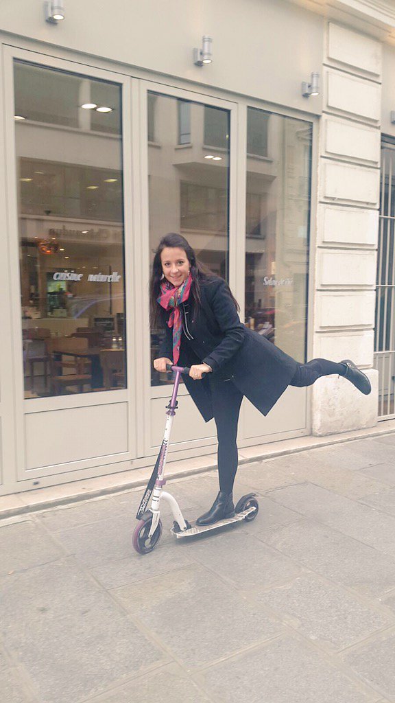 BernasCOM's tweet photo. #ChallengeBernasCOM du 2 décembre @ElodieBernascon doit faire le tour du quartier en trottinette ✅ 
#bernaschristmas https://t.co/eNKaGleGDx