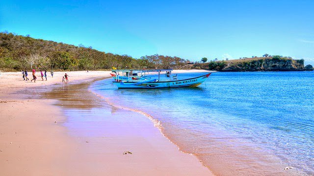 enciktravel's tweet photo. Pantai Pink, Lombok. Dah macam warna pelangi. 😱 Warna-warna Aidilfitri gitu! https://t.co/2hFrUAfu6M