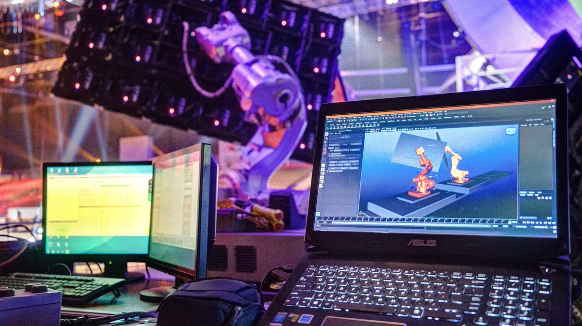 Tojek_VFX's tweet image. The Robots from @ABBRobotics are waiting for @psy_oppa to play his new song on #MAMA2015 Program with #Robotanimator