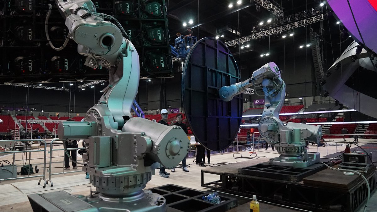 Tojek_VFX's tweet image. The Robots from @ABBRobotics are waiting for @psy_oppa to play his new song on #MAMA2015 Program with #Robotanimator