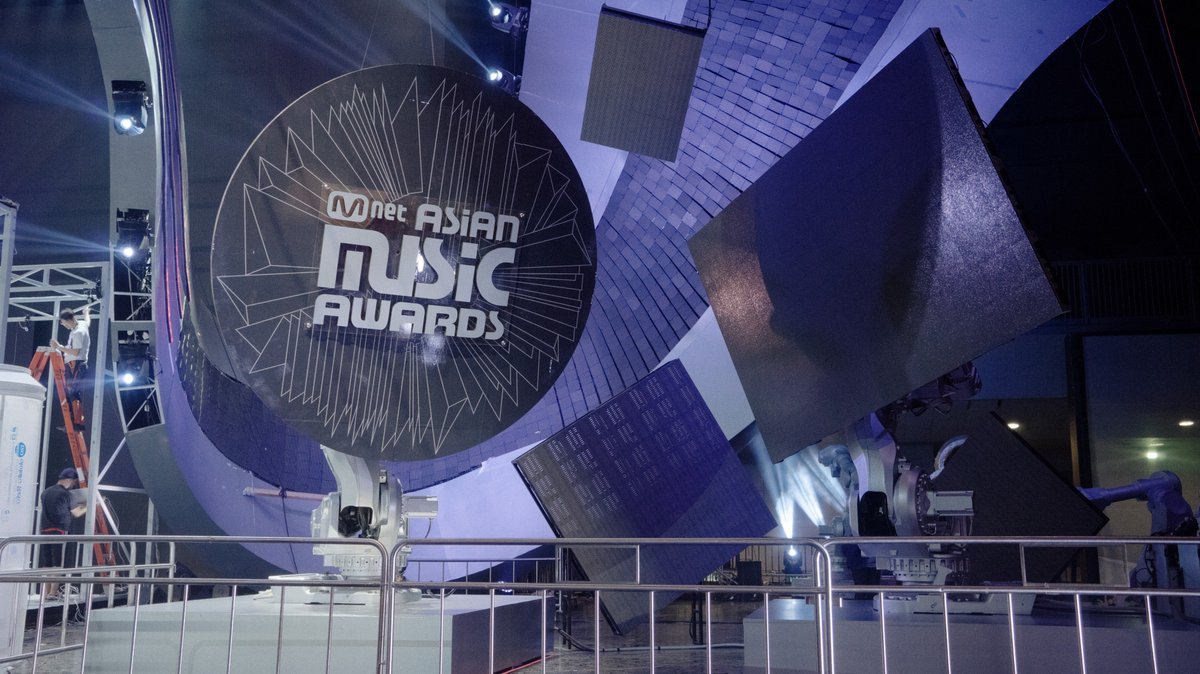 Tojek_VFX's tweet image. The Robots from @ABBRobotics are waiting for @psy_oppa to play his new song on #MAMA2015 Program with #Robotanimator