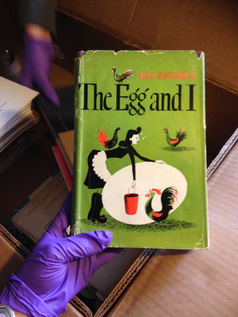 UniRdg_ArtCol's tweet photo. Today I'm looking through the archive of a poultry fancier. It's a potential bequest @UniRdg_SpecColl @MERLReading https://t.co/wX75ZsRIRt