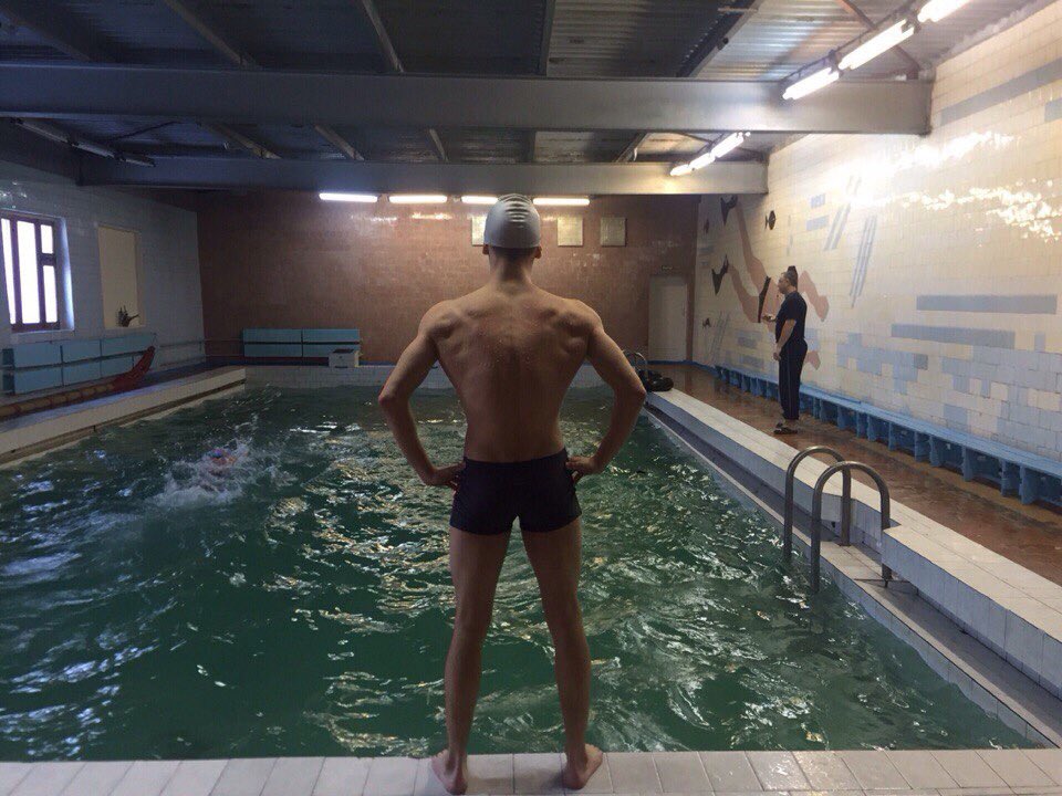 TeamVeawer's tweet photo. "На самом деле, в бассейне не было воды, были девчонки, потом я вышел из раздевалки и вот.." https://t.co/qKyQMrkOC3